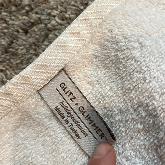 Glitz & Glimmer | Elegant White Towels with Snowflake Embroidery - Picture 7 of 8